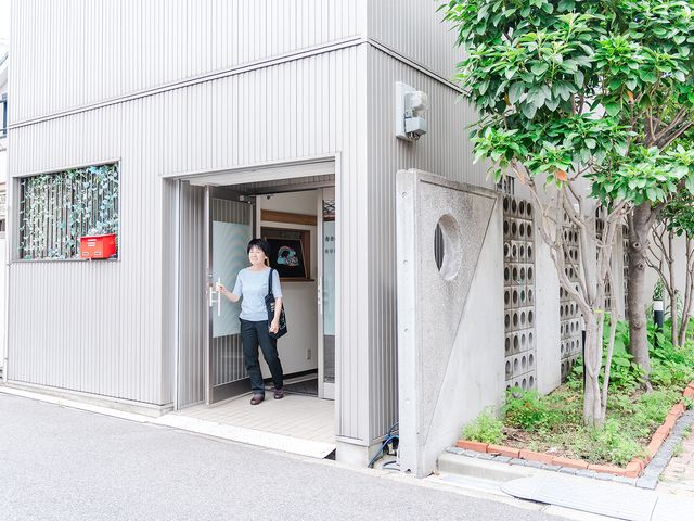 外観の出口 外観 開放的な出入口は十分な幅があり、スムーズな通行が可能です。出入りする様子が見られます。