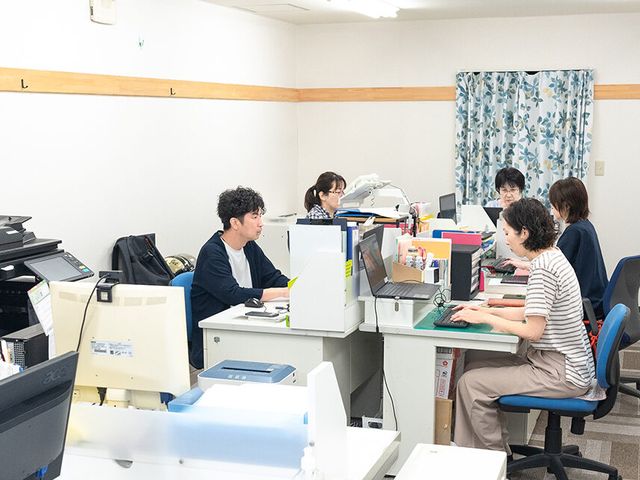 和やかなスタッフの様子 スタッフイメージ 和やかな雰囲気の中で連携し、快適な職場環境を感じることができます。