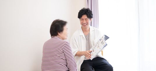 笑顔のスタッフと利用者の居室