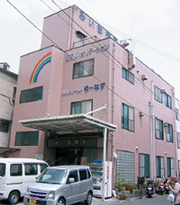 虹の看板の建物外観