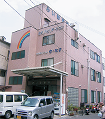 虹の看板の建物外観