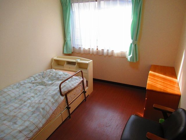 明るい個室のベッドルーム  