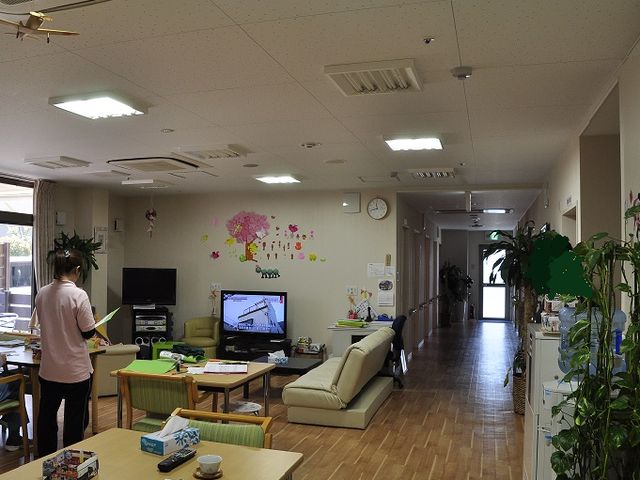 明るい共有スペース ラウンジ 自然光が差し込む広々とした空間で、リラックスしながら過ごせます。他の方との交流も楽しめます。