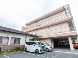 車寄せのある建物外観  