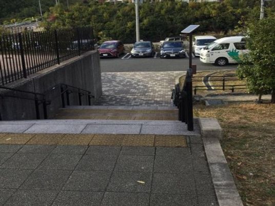 駐車場へ続く屋外通路  