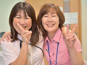 スタッフが並ぶロビー  