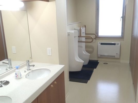 明るいトイレと洗面台  