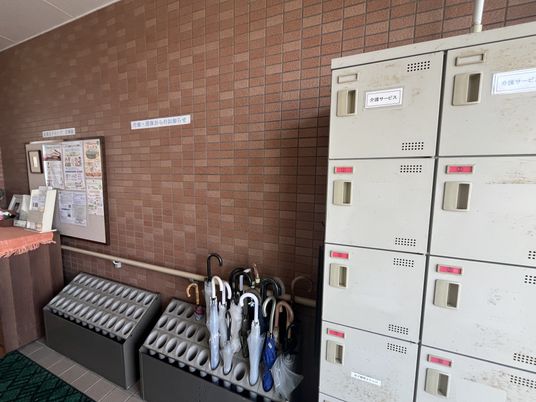 傘立てとロッカーの廊下  