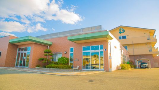 広々とした建物の外観