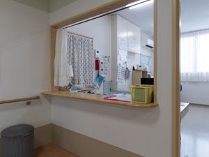 ナースステーションの明るい風景