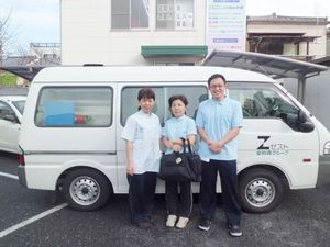 スタッフと送迎車の様子