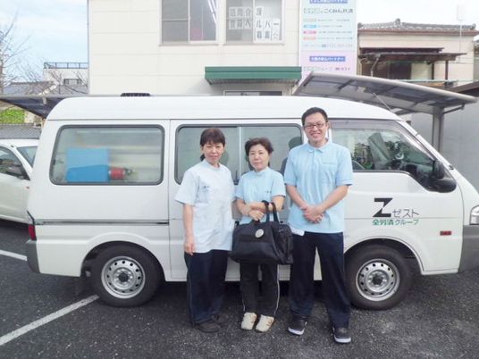 スタッフと送迎車の様子
