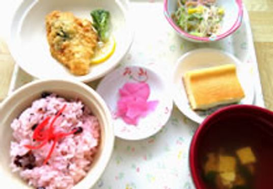 華やかな料理の盛り合わせ