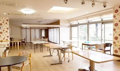 自然光の明るい食堂