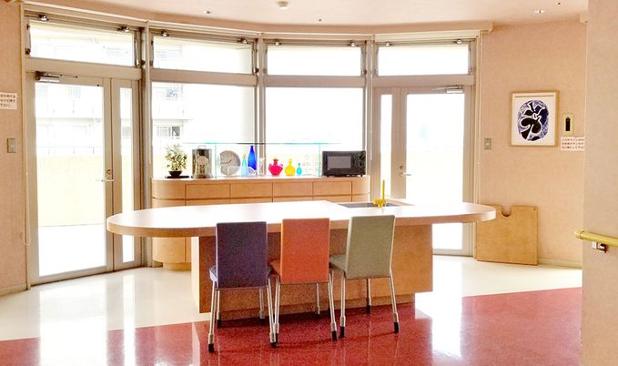 陽光が差し込むラウンジ