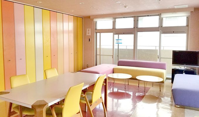 開放感あるラウンジ