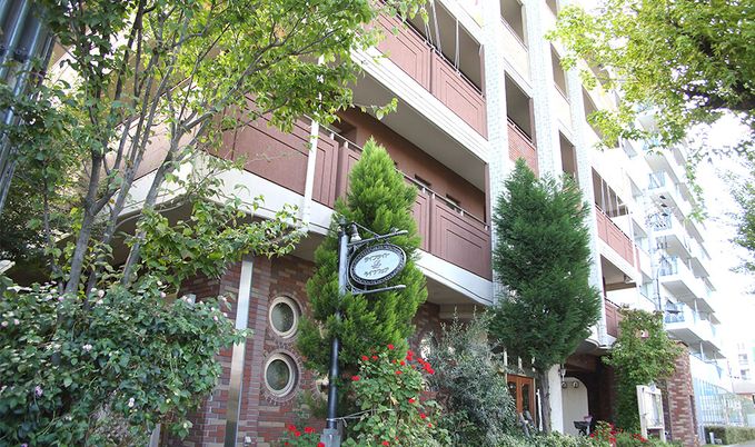 木々に囲まれた建物外観