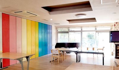 明るいカラフルな部屋