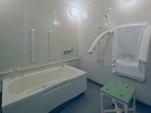 浴槽と介助機器のある浴室  