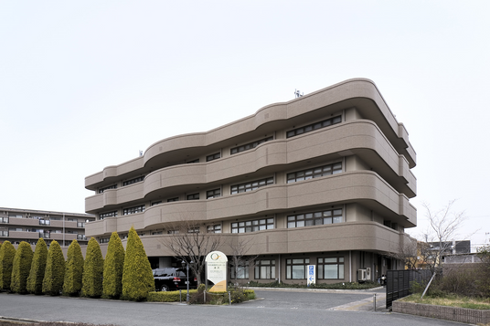 落ち着いた外観の建物