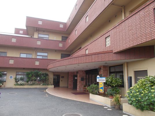 落ち着いた外観の建物外観  