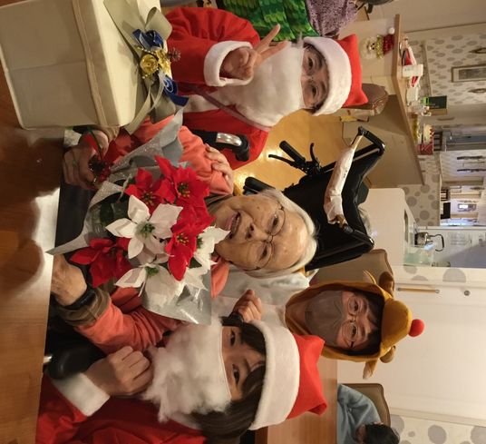 仲間と楽しいクリスマスの場面