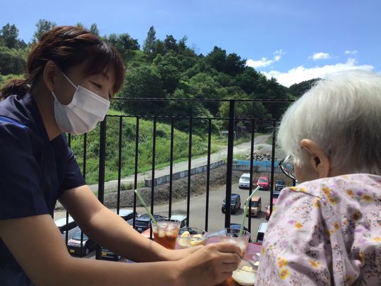 自然の光が差し込むテラス
