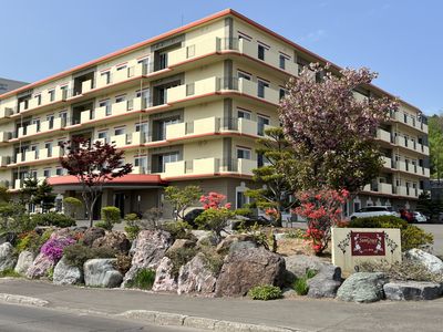 広々した建物外観