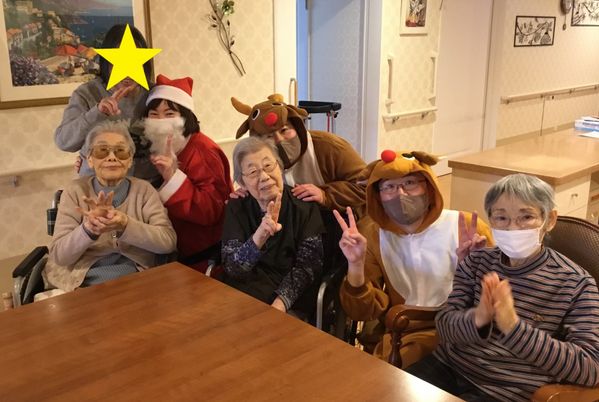 楽しむ利用者と職員の集い