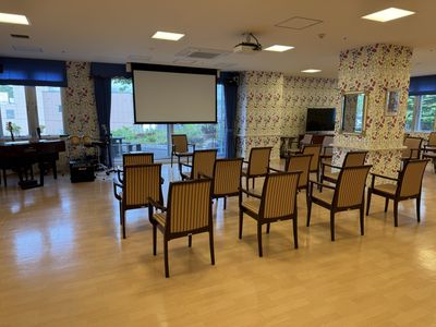 窓際の椅子が並ぶ部屋