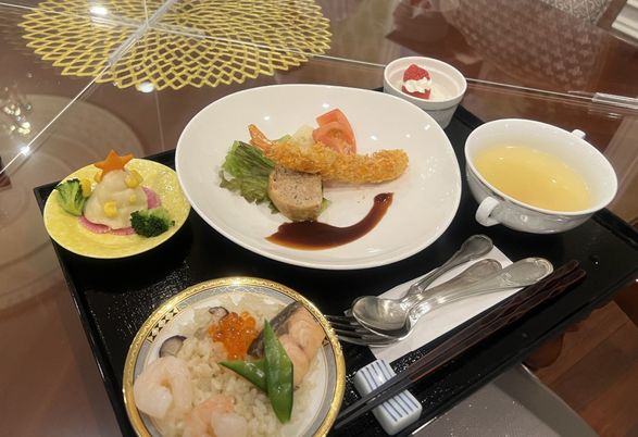 色鮮やかな料理の食事