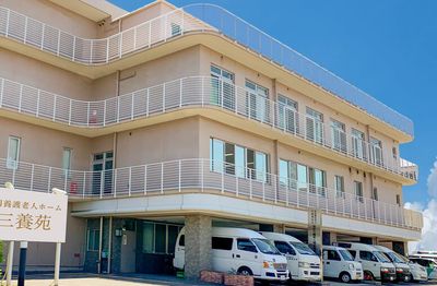 駐車スペース付き建物外観
