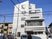 白い建物の外観  