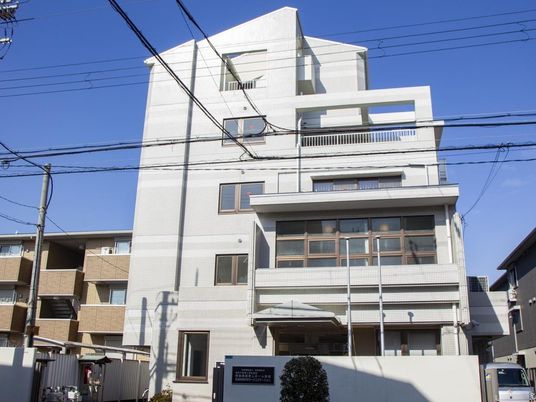 白い建物の外観  