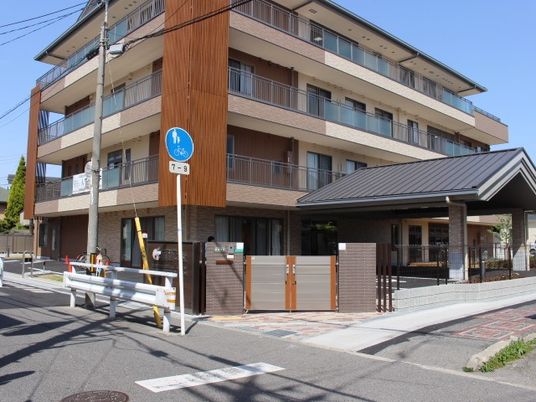 4階建ての施設外観  