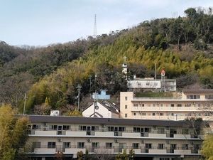 山のふもとの施設外観  