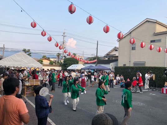祭り風景の賑わう中庭