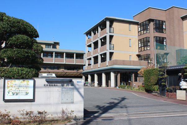 青空のもと施設外観