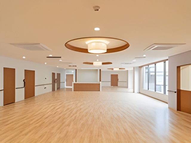 広々とした空間の室内 多目的室 広々とした空間で、自然光が差し込む明るい環境です。イベントや集会に最適な場所です。