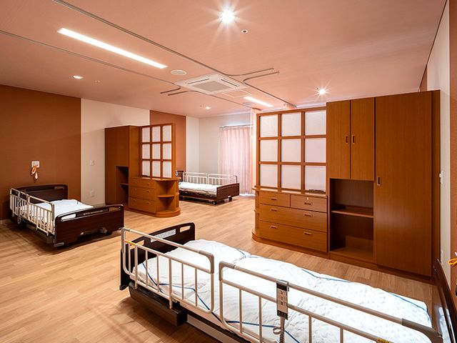 木の家具が並ぶ居室 居室 自然光が差し込む明るい居室です。木の家具で温かみのある雰囲気を作り出しています。