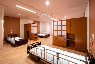 木の家具が並ぶ居室