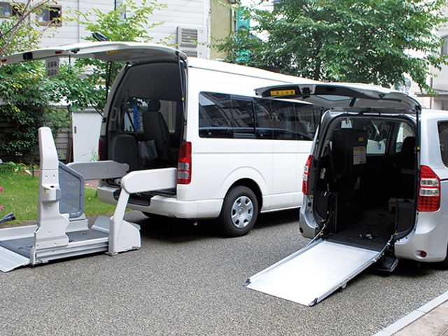 車両とリフトの様子 外観 介護用のリフト付き車両は、移動の際に便利で快適です。安全に配慮した機能が備わっています。