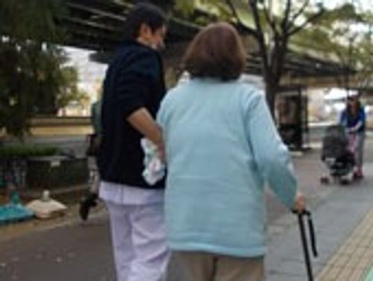 歩行支援するスタッフと利用者の姿