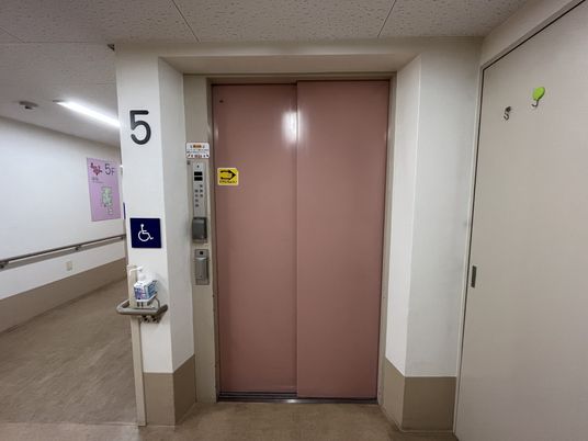 広い廊下のエレベーター
