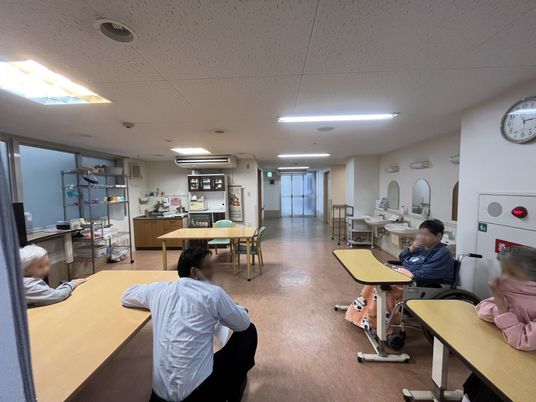 多目的室で談笑する人々