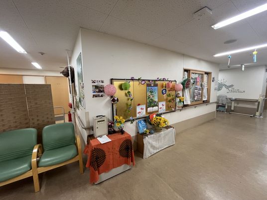 掲示板のある廊下