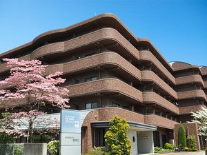 桜が映える施設外観  