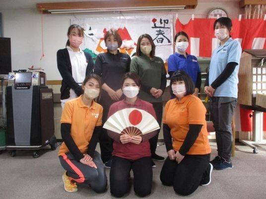 和やかな集合場面  
