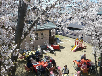 春のレクリエーション中庭
