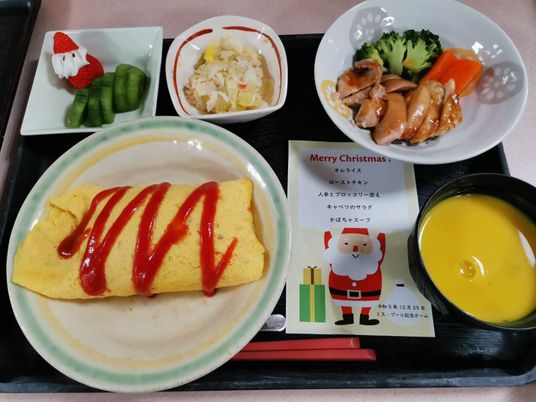 色鮮やかな食事のトレイ
